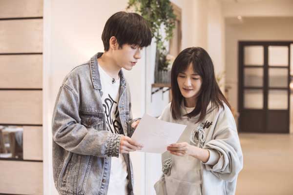 《朋友请听好》何炅周震南合唱致敬抗疫护士易烊千玺秀遛弯式走姿(图2)