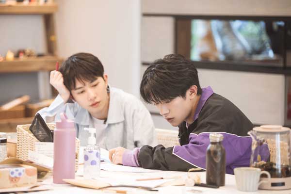 《朋友请听好》何炅周震南合唱致敬抗疫护士易烊千玺秀遛弯式走姿(图4)