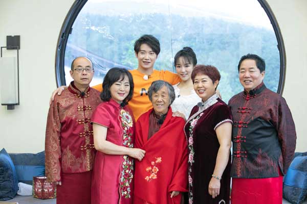 《婚前21天》吴尊首次揭秘婚礼场地 何雯娜梁超陪父母重拍婚纱照(图3)
